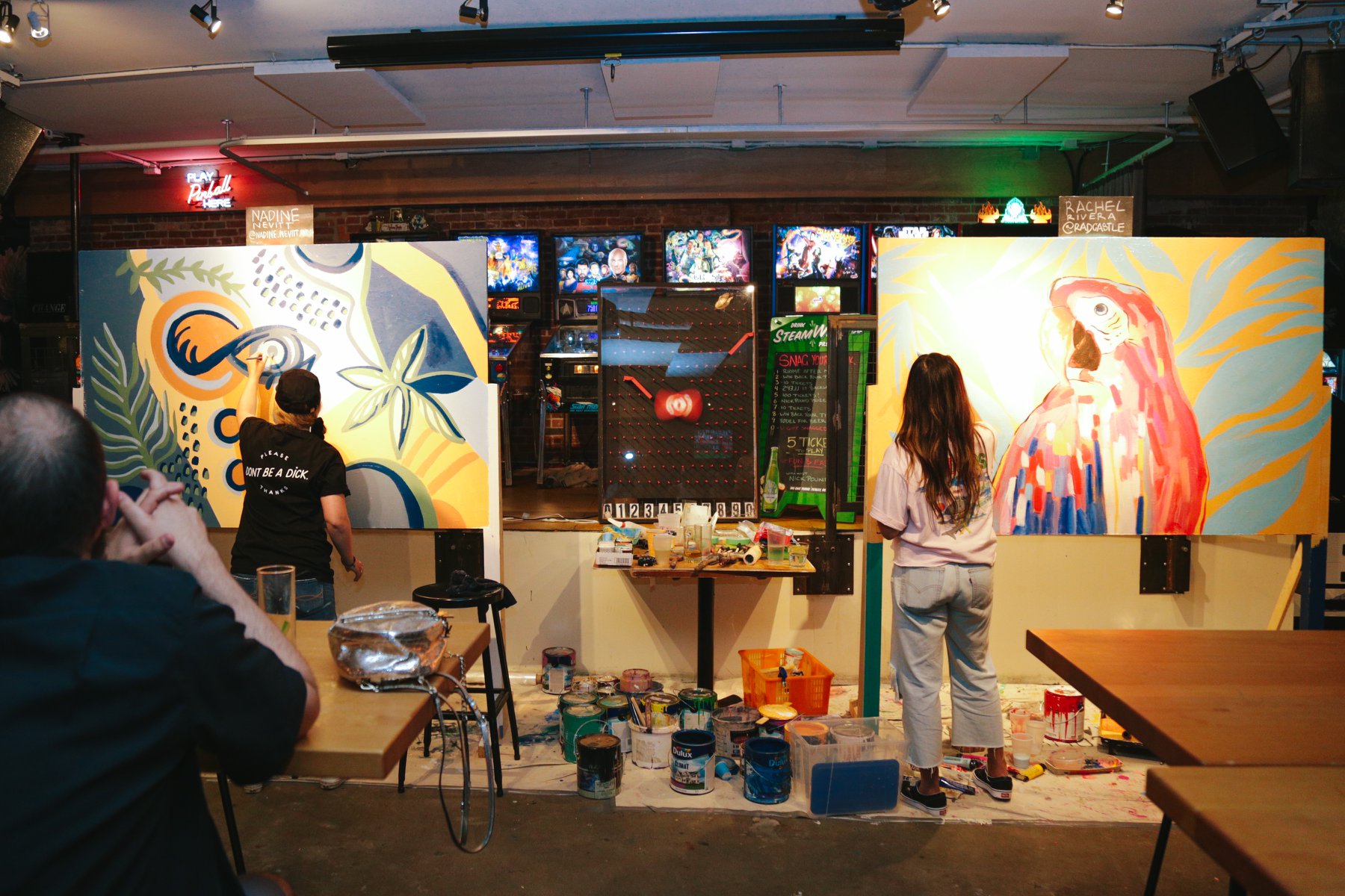 2 artists battle live in mural painting